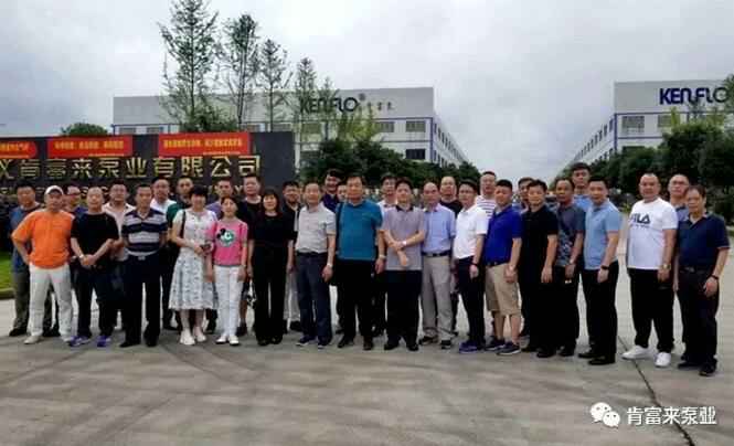 与会人员在遵义华体会官方版网站登录入口-华体会(中国)有限公司大门口合影留念